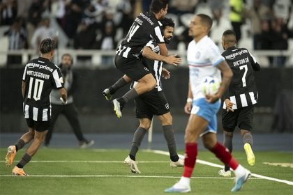 Jogadores abraçam Diego Costa, que marcou dois gols contra o Bahia (Foto: Jorge Rodrigues/AGIF/Folhapress)