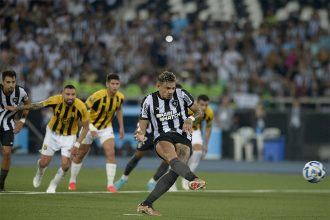 Tiguinho cobra pênalti para virar o jogo em triunfo do Botafogo (Foto: Dhavid Normando/Futura Press/Folhapress)