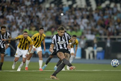 Tiguinho cobra pênalti para virar o jogo em triunfo do Botafogo (Foto: Dhavid Normando/Futura Press/Folhapress)
