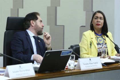 Senador Plínio Valério com Helderli Fideliz na CPI das ONGs: acusação contra o IBGE (Foto Lula Marques/ABr)
