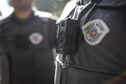 Câmera corporal para policiais militares é adotada por poucos estados (Foto: Bruno Santos/Folhapress)