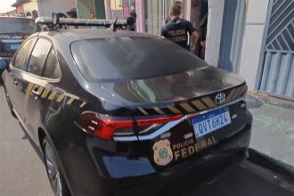 Agentes federais fazem busca e apreensão em casa de suspeito de ameaçar Lula (Foto: PF/Divulgação)
