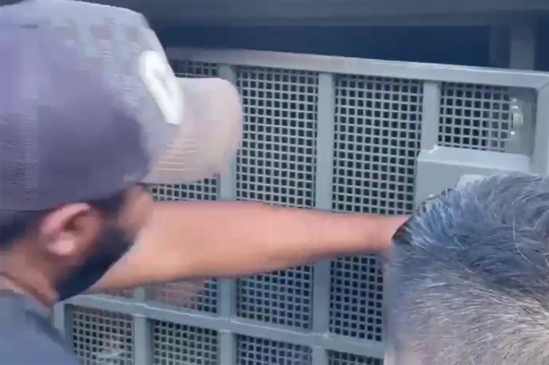 Policiais fecham grade de viatura com Fogassa, que foi preso por morte de empresário (Foto: PC-AM/Reprodução)