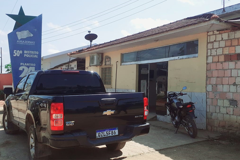 Viatura da Polícia Civil teve pneus furados em Tonantins (Foto: `C-AM/Divulgaçã0)