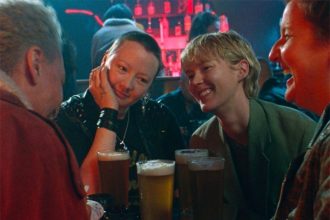 Cena de Blue Jean: filme expõe medo de pessoas LGBT em assumir a homossexualidade (Foto: Synapse Distribution/Divulgação)