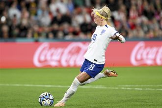 Chloe Kelly no momento em que bateu pênalti: bola a 111 km/h (Foto: Reprodução/Twitter/@fifaworldcup_pt)