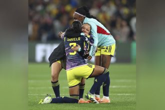 Jogadoras da Colômbia comemoram classificação inédita na Copa (Foto: Reprodução/Twitter/@fifaworldcup_pt)