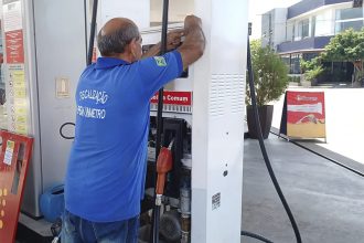 Técnico vistoria bomba de combustível em posto de Manacapuru (Foto: Ipem-AM/Divulgação)