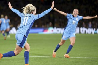 Jogadoras da Inglaterra comemoram gol na vitória sobre a Austrália: decisão inédita (Foto: Reprodução/Twitter/@fifaworldcup_pt)