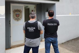 Policiais civis do Paraná prenderam suspeito de pedofilia (Foto: PC-PR/Divulgação)