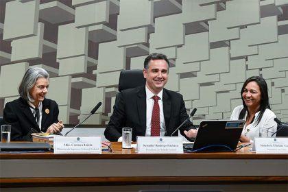 Ministra Carmén Lúcia, o senador Rodrigo Pacheco e a senadora Elizane Gama: defesa da democracia (Foto: Jefferson Rudy/Agência Senado)