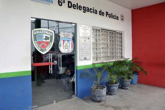 Suspeito está preso na 6ª Delegacia de Polícia (Foto: Erlon Rodrigues/PC-AM)
