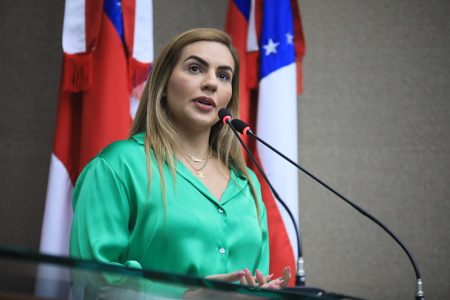 Filha de Coronel Menezes, Debora Menezes disse que processo de expulsão foi obscuro (Foto: Hudson Fonseca/ALE)