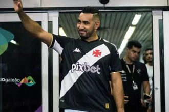 Dimitri Payet desembarcou no Rio na madrugada desta quarta-feira (Foto Daniel Ramalho/CR Vasco da Gama)