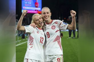 Julie Tavlo e Camilla Kur Larsen festejam gol na vitória da Dinamarca (Foto: Reprodução/Twitter/@fifaworldcup_pt)