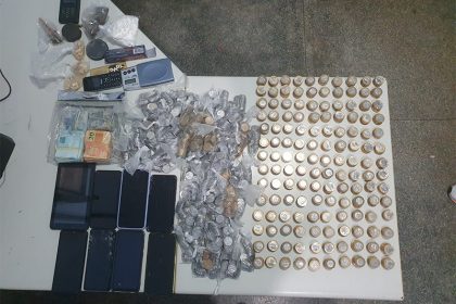Dinheiro e drogas foram apreendidos com suspeitos de tráfico em Humaitá (Foto: PC-AM/Divulgação)