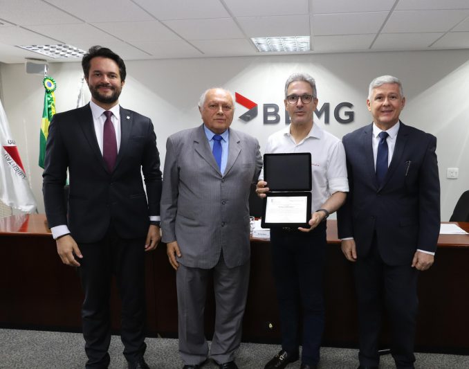 Entrega de título a Romeu Zema (Foto Divulgação/Placa entregue por entidade amazonense ao governador Romeu Tuma (Foto: Divulgação/www.panamazonia.com.br))