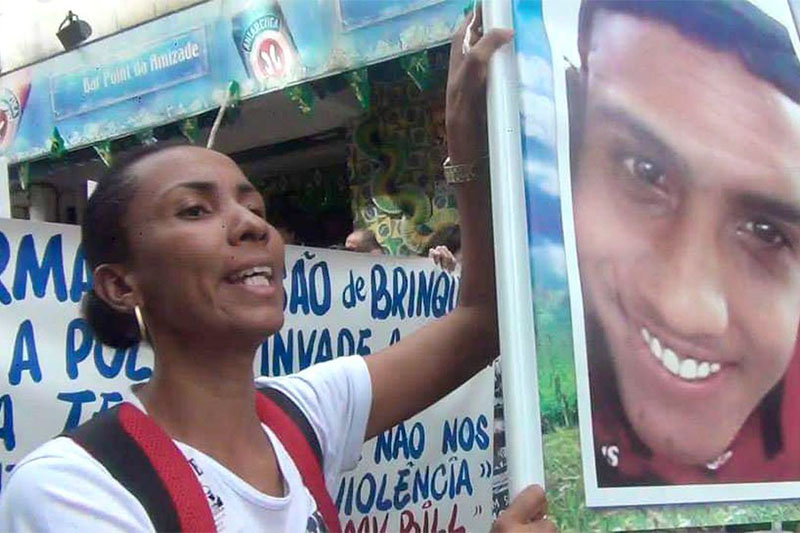 Mãe exibe foto do filho em manifestação que pede justiça (Foto: Acervo pessoal/Divulgação)