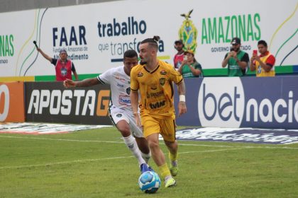 Amazonas (de amarelo) está praticamente classificado, enquanto Manaus FC (de branco) briga para se manter na Série C (Foto: Jadison Sampaio/Manaus FC)