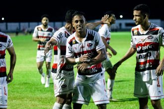 Gol nos acréscimos em Manacapuru manteve invencibildide do Ferroviário (Foto: Lenilson Santos/FAC)