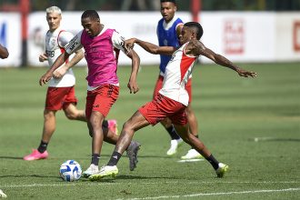 Jogadores no treino do Flamengo: jogo decisivo na Libertadores (Foto: Marcelo Cortes/CRF)