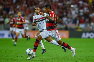 Bruno Henrique em lance de jogo: empate salvador (Foto: Marcelo Cortes/CRF)