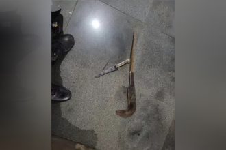 Homem entregou foice e faca à polícia ao confessar homicídio (Foto: PC-DF/Divulgação)