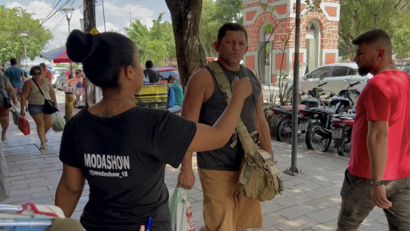 Liliane Costa, que trabalha em uma loja na Avenida Eduardo Ribeiro, usa o aceno para atrair cliente (Foto: Willison Cardoso/AM ATUAL)