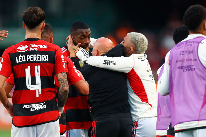 Gerson é abraçado por  Jorge Sampaoli