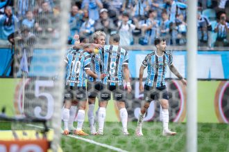 Jogadores do Grêmio festejam gol em vitória sobre o Fluminense (Foto: Lucas Uebel/Grêmio FBPA)