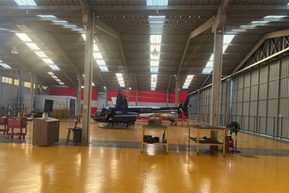 Hangar interditado pela PF tinha helicóptero (Foto: PF/Divulgação)