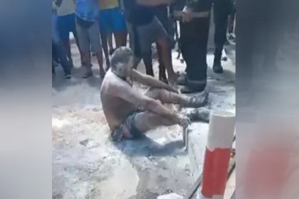 Homem foi socorrido por pedestres que jogaram cimento e areia para apagar chamas (Foto: TV Globo/Reprodução)