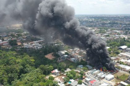 Incêndio gerou muita fumaça tóxica (Foto: Amazing Drone/Divulgação)
