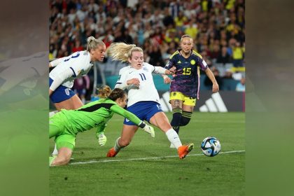 Inglaterra (camisa branca) chega pela terceira vez seguida a uma semifinal de Mundial feminino Crédito (Foto: Reprodução/Twitter/@fifaworldcup_pt)
