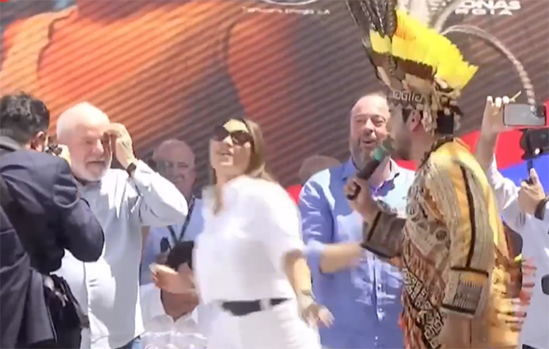 Janja empolgou o público em Parintins ao dançar toada (Foto: Canal GOV.br/Facebook/Reprodução)