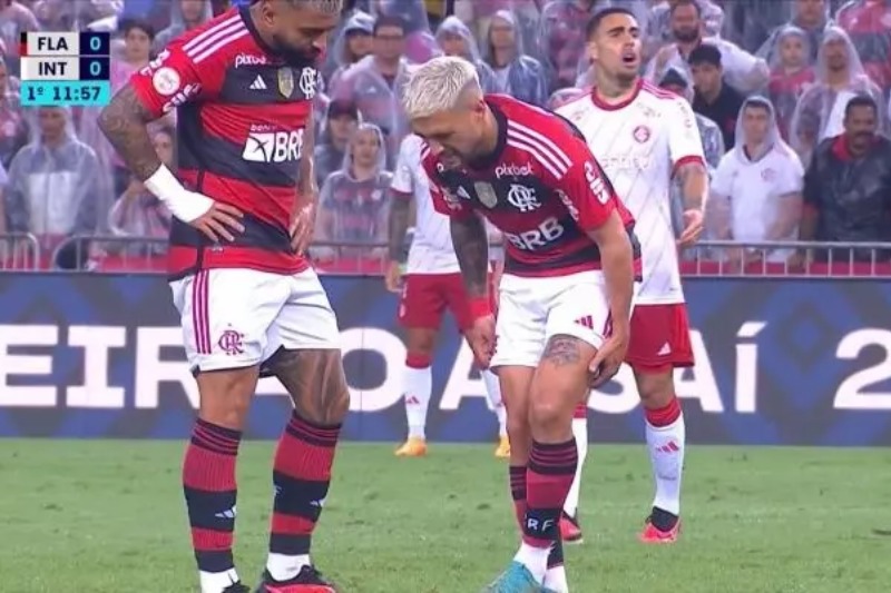 Jogador sentiu contusão na partida contra o Internacional, pelo Brasileirão (Foto: Reprodução)