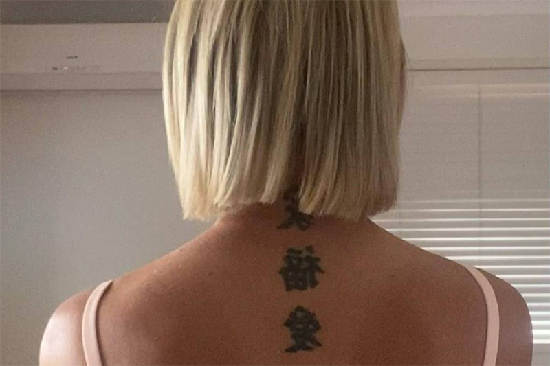 Kate Hally e a tatuagem considerada agressiva (Foto: Redes sociais/Reprodução)
