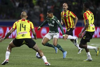 Atacante Rony é cercado por marcadores colombianos em lance de jogo: classificação e recorde (Foto: Cesar Greco/Palmeiras/by Canon)