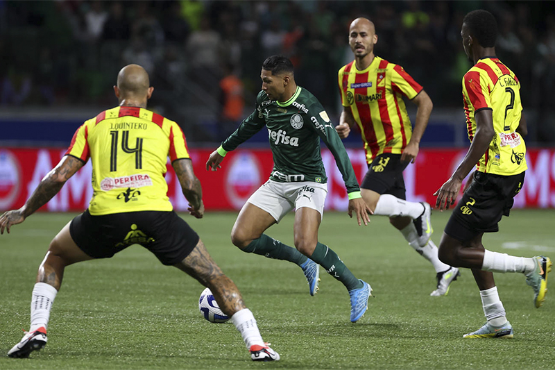 Atacante Rony é cercado por marcadores colombianos em lance de jogo: classificação e recorde (Foto: Cesar Greco/Palmeiras/by Canon)