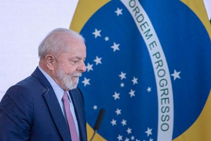 Ameaçado de morte, Lula reclama de carro blindado em Parintins e