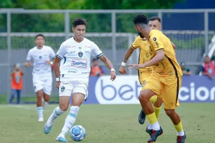 Manaus FC (de branco) luta contra o rebaixamento, o Amazonas quer manter a liderança (Foto: Ismael Monteiro/Manaus FC)