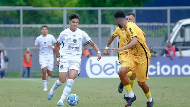 Manaus FC (de branco) luta contra o rebaixamento, o Amazonas quer manter a liderança (Foto: Ismael Monteiro/Manaus FC)
