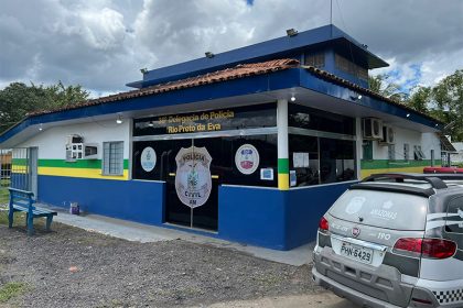 Policiais de Rio Preto da Eva prenderam suspeito na rodoviária de Manaus (Foto: Erlon Rodrigues/PC-AM)