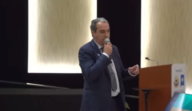 Palestrante espanho Enrique Jesus abriu o Simpósio realizado pelo TCE-AM (Foto: Rerodução/YouTube)