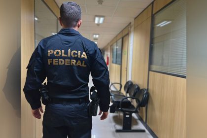 Policial Federal cumpre mandados de prisão contra policiais militares do DF (Foto: PF/Divulgação)