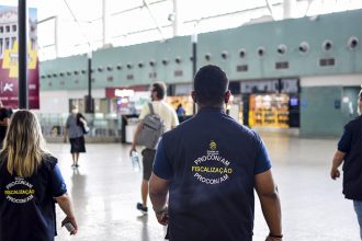 Agentes do Procon no aeroporto de Manaus: notificação a 123 Milhas (Foto: João Pedro/Procon)
