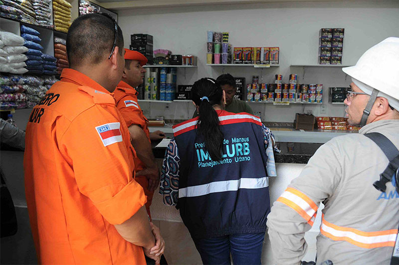 Bombeiros, agentes do Implurb e técnicos de energia fiscalizaram lojas (Foto: Nonato Rodrigues/SSP-AM)