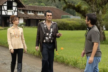 Isis Valverde e Gustavo Machado sendo dirigidos pelo diretor Hugo Prata em uma cena do filme "Angela" (Foto: Aline Arruda/Divulgação)