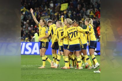 Jogadoras da Suécia festejam classificação após vencerem a Argentina (Foto: Reprodução/Twitter/@fifaworldcup_pt)