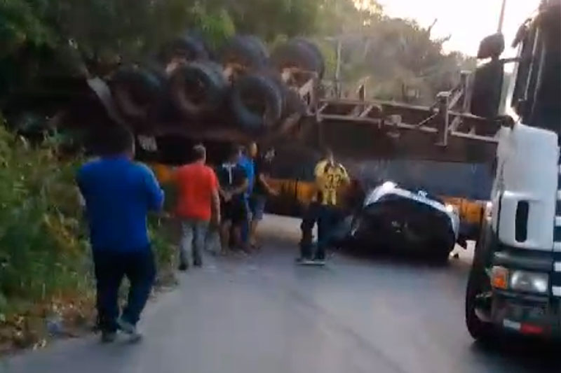 Carro é esmagado por carreta tanque